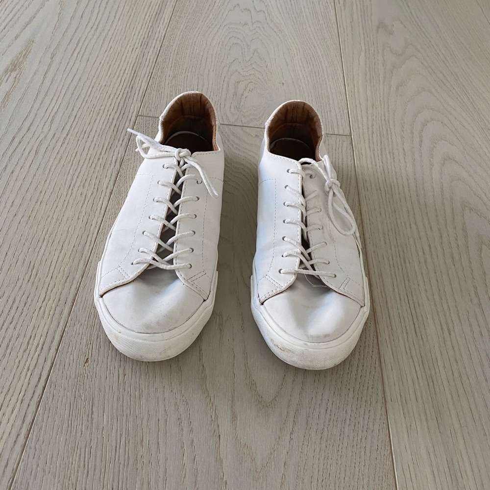 DONATED// NEW LOOK MEN ( ASOS Brand) White mens sneakers